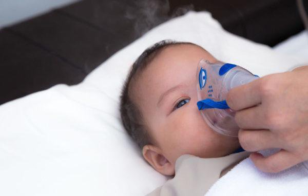 Trẻ sơ sinh bị EA có triệu chứng ngay sau khi sinh, tăng tiết dịch, dẫn đến sặc, suy hô hấp